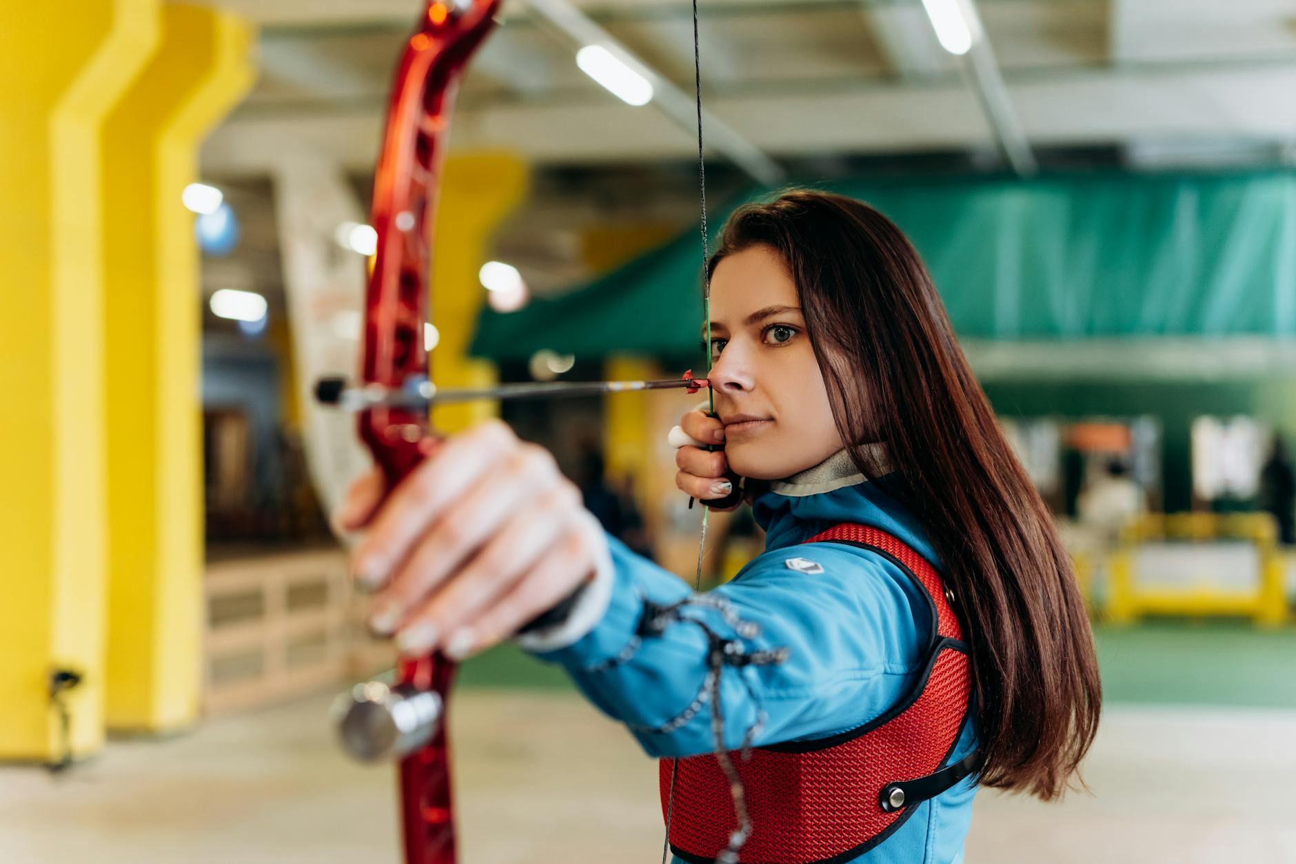 Atleta de tiro ao alvo no momento do disparo, completamente focada no alvo, exalando concentração e confiança enquanto mantém a ansiedade e o estresse sob controle.