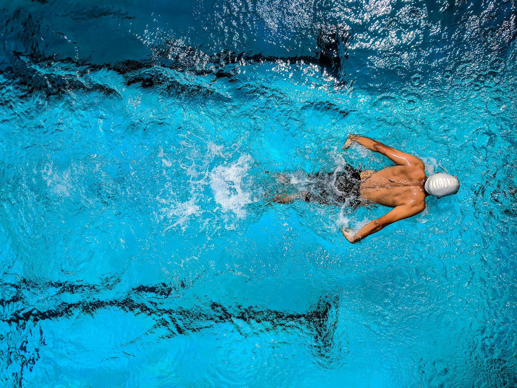 preparação mental de um atleta nadando em uma piscina